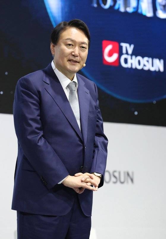 윤석열 국민의힘 대선 후보가 22일 서울 광진구 그랜드워커힐서울에서 열린 TV조선 주최 글로벌리더스포럼2021에서 국가 미래 비전을 발표했다.(위) 아래는 2016년 12월 최순실 국정농단 사건 특검팀 수사팀장 시절 점퍼 차림의 윤 후보 모습. 뉴스1