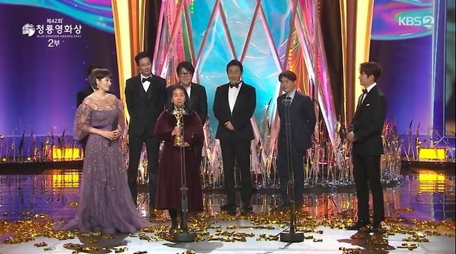 제42회 청룡영화상 시상식에서 작품상을 수상한 영화 '모가디슈' 팀. KBS 캡처