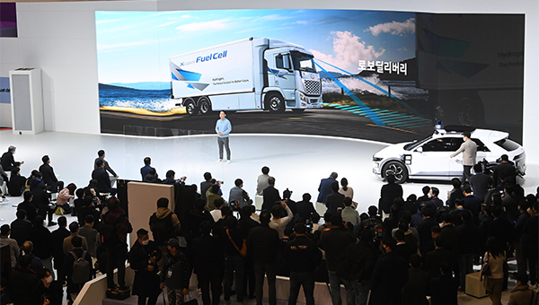 Jang Woon-jun, head of Hyundai Motor’s autonomous driving division, introduces Ioniq 5 Robotaxi that boasts Level 4 autonomous driving capabilities at 2021 Seoul Mobility Show held at Kintex in Ilsan, Goyang, Gyeonggi Province, on Thursday. [Photo by Kim Ho-young]
