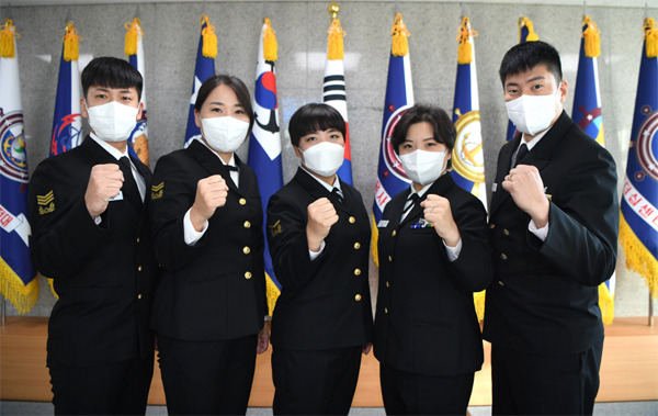 해군 부사관 273기로 임관한 김다희 하사가 해군 부사관으로 근무 중인 두 언니 가족과 파이팅을 외치고 있다. 왼쪽부터 첫째 형부 박지후 상사, 첫째 언니 김규린 중사, 김다희 하사, 둘째 언니 김단하 중사, 둘째 형부 이재희 중사. 막내 김민준 하사는 전방부대 함정 근무로 이날 함께하지 못했다. [사진 제공 = 해군]