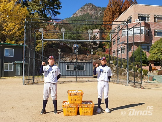 ‘드림볼’을 기증 받은 마산고 야구팀. 사진=NC다이노스 제공
