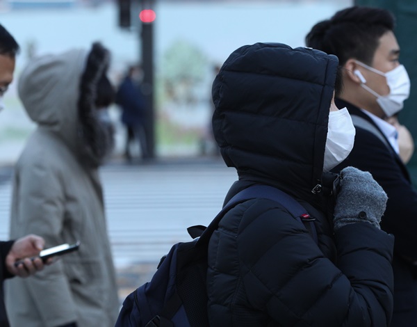 오는 27일은 서울 아침 최저기온이 영하 3도까지 내려가는 등 추운 날씨가 이어질 전망이다. 사진은 지난 22일 오전 서울 광화문네거리에서 두꺼운 옷을 입고 출근하는 시민들. /사진=뉴스1