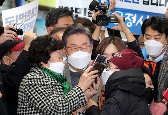 이재명, 목포 시민들과 찰칵! - 더불어민주당 이재명 대선후보가 26일 오전 전남 목포시 동부시장을 방문, 시민들과 사진을 찍고 있다. 2021.11.26 연합뉴스
