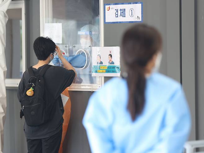 서울역 광장에서 설치된 임시선별검사소에서 한 시민이 코로나 검사를 받고 있는 모습 ⓒ연합뉴스