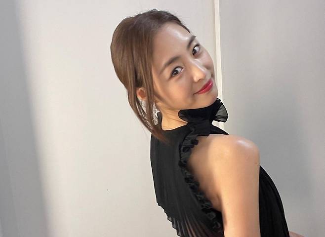 Actor Lee Yeon-hee showed off her fascination figureLee Yeon-hee posted several photos on his Instagram account on Wednesday, along with an article entitled Blue Dragon Film Award Award-winning: Today on Red Lip in BlackDress.Lee Yeon-hee, pictured, had an alluring atmosphere with a black long dress, and he showed off his right shoulder and a thin line without a slightness.Lee Yeon-hee also showed off her Goddess beauty with elegant Smile and graceful figure.Fans cheered with comments such as Its so beautiful, Superstar, Beautiful, and Its attractive.Meanwhile, Lee Yeon-hee recently appeared in the play Lee Soon Jaes Lear King.