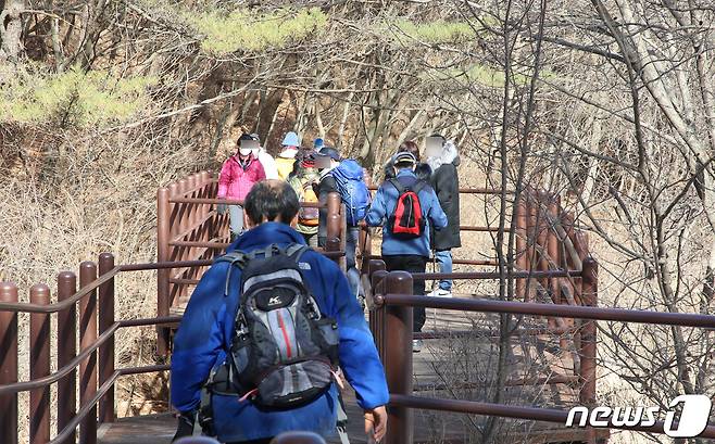 계룡산국립공원에서 등반객들이 등산을 하고 있다.© News1 김기태 기자