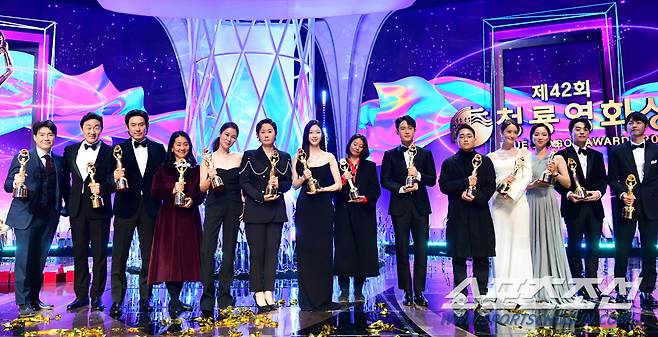 제42회 청룡영화상 시상식이 26일 서울 여의도 KBS홀에서 열렸다. 청룡상 수상자들이 기념 촬영을 하고 있다. 여의도=최문영 기자 deer@sportschosun.com /2021.11.26/