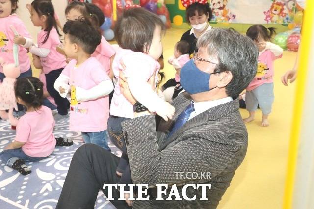 정읍시는 젊은 세대의 결혼 기피와 저출생 문제를 해결하기 위해 민선 7기 공약사업으로 신혼부부에게 전세자금 대출 잔액의 1% 범위에서 연 1회 최대 100만 원까지 지원하고 있다. / 정읍시 제공
