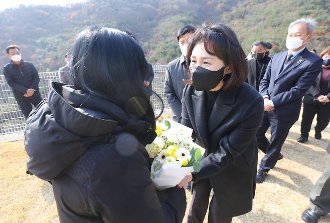 더불어민주당 이재명 대선 후보 부인 김혜경 여사가 24일 오전 전남 여수시 소라면 예다원을 찾아 현장실습 중 숨진 홍정운 군의 49재에 참석해 유족들을 위로하고 있다. /연합뉴스