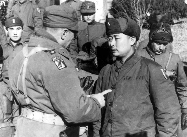 1951년 3월 서울 탈환 작전을 앞두고 백선엽 장군과 리지웨이 미 8군 사령관이 대화하고 있다. /조선일보 DB