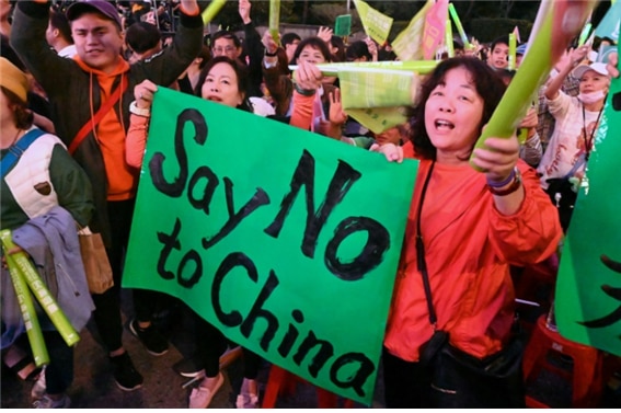 <2020년 타이완 대선 당시 차이잉원 총통의 지지자들이 반중 시위를 벌이고 있다. 사진/ bangkokpost.com>