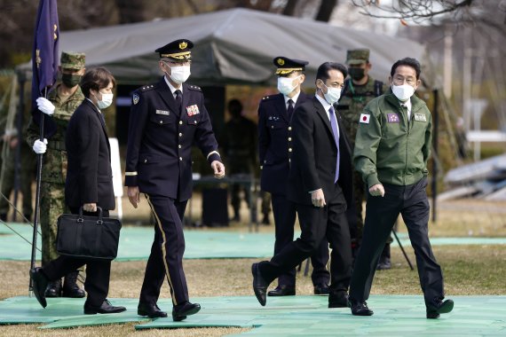 기시다 후미오 일본 총리(오른쪽 첫번째)가 27일 일본 도쿄 육상 자위대 부대를 방문했다. AP뉴시스