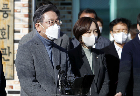 더불어민주당 이재명 대선후보가 27일 전남 강진군 군동면 안풍 마을회관에서 열린 강진 농민들과 함께하는 국민반상회를 마친 뒤 취재진의 질문에 답변하고 있다. 연합뉴스