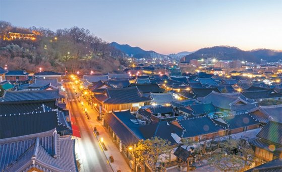 해마다 1000만 명 이상이 찾는 전북 대표적 명소 전주 한옥마을 전경.