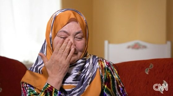 지난 2월 신장 위구르 수용소에 수감됐더 우즈베키스탄인 피해자가 눈물 흘리며 조직적인 성범죄를 당했다고 증언하고 있다. CNN 방송 캡처