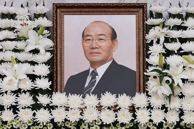 전두환 전 대통령이 향년 90세로 사망한지 이틀째인 24일 서울 서대문구 세브란스병원 신촌장례식장에 마련된 빈소에 영정이 놓여있다.&nbsp; &nbsp; 사진=임형택 기자