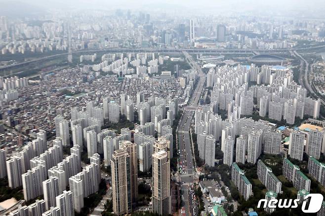 토지거래허가제가 시행 중인 서울 송파구 잠실과 강남구 삼성동, 대치동 일대 아파트 단지. /사진제공=뉴스1