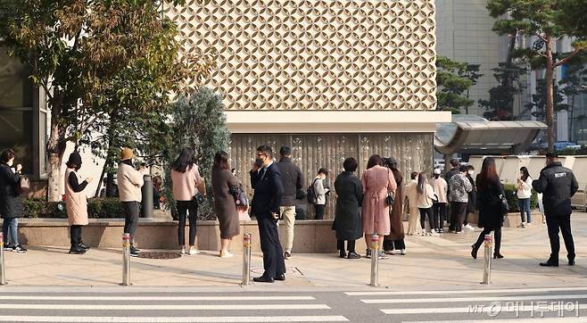 명품 브랜드 샤넬 제품의 '가격 인상설'이 도는 가운데 2일 서울 중구 롯데백화점 본점 앞에서 고객들이 매장 입장을 위해 대기하고 있다. /사진=김휘선 기자 hwijpg@