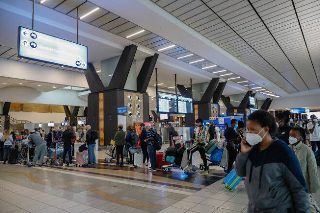 27일(현지시간) 남아프리카공화국 요하네스버그의 OR탐보 국제공항에서 여행객들이 체크인을 위해 줄을 서 있다. (사진=AFP 제공)
