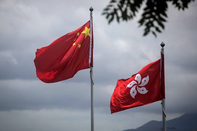 중국 국기(왼쪽)과 홍콩특별행정구 구기(區旗). 사진=AFP