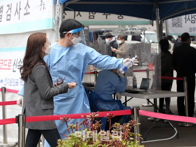 서울 중구 서울역광장 신종 코로나바이러스 감염증 임시선별검사소에서 시민들이 검사를 받고 있다.(사진=김태형 기자)