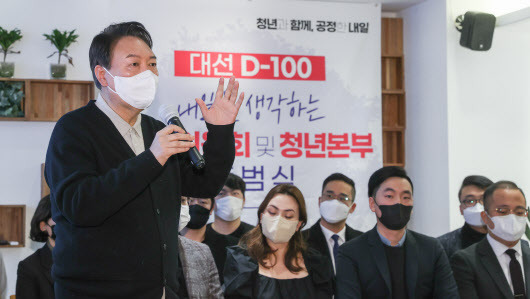 윤석열 국민의힘 대선 후보가 28일 오후 서울 여의도 하우스 카페에서 열린 ‘대선 D-100, 내일을 생각하는 청년위원회 및 청년본부 출범식’에서 인사말을 하고 있다. (사진=연합뉴스)