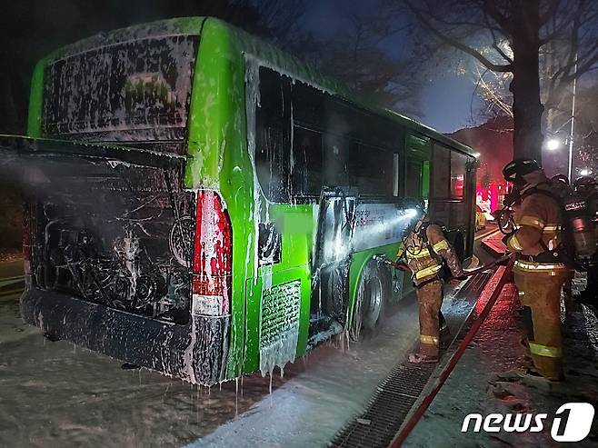 28일 오전 6시33분쯤 서울 관악구 신림동 서울대학교 내 도로를 달리던 시내버스에서 불이 났다. 관악소방서 제공. © News1 노선웅 기자