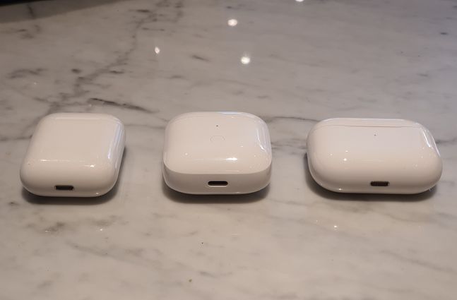 왼쪽부터 애플 무선이어폰 ‘에어팟 1세대’, 샤오미 ‘레드미버즈3’(왼쪽), 애플 ‘에어팟 프로’. 샤오미 제품은 충전방식으로 USB-C 포트가 적용됐고 애플은 라이트닝포트를 채용했다.ⓒ데일리안 김은경 기자