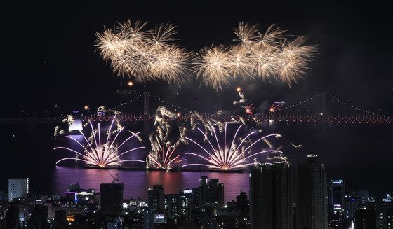 광안대교를 배경으로 펼쳐지는 부산불꽃축제의 한 장면. 송봉근 기자