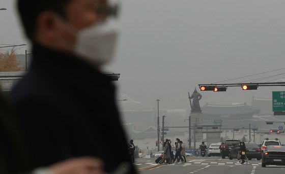 올 하반기 첫 초미세먼지 위기경보 '관심' 단계가 발령된 21일 오후 서울시내가 뿌옇게 보이고 있다. 뉴스1