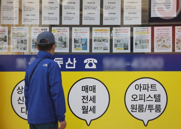 서울 도봉구 한 공인중개사무소에  매물 안내문이 붙었다. 사진=연합뉴스