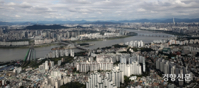 서울 동작구 상공에서 바라본 도심. 김창길 기자