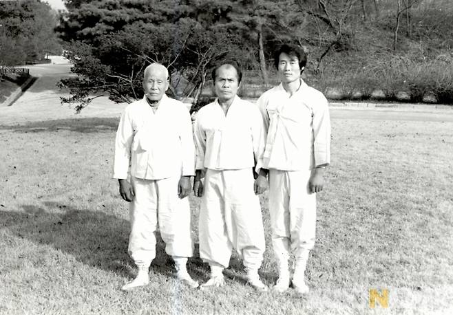 국가무형문화재 택견예능보유자 3인(좌로부터 송덕기 명인, 신한승 명인, 정경화 명인)