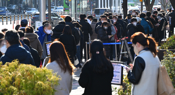 지난 26일 오전 서울 송파구보건소에 설치된 임시 선별진료소를 찾은 시민들 검체 검사를 위해 대기하고 있다. [사진 출처 = 연합뉴스]