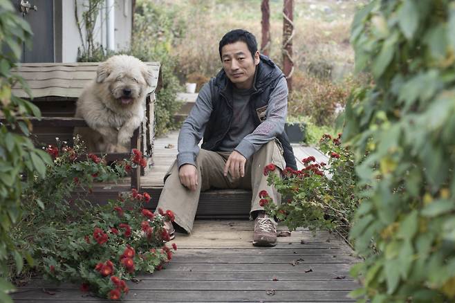 강화도 작업실에서 반려견과 함께 한 변웅필 작가