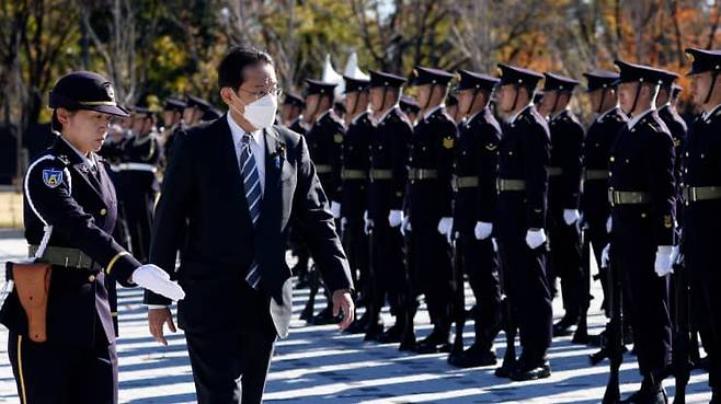 기시다 후미오 일본 총리가 지난 27일 도쿄의 아사카 육상자위대(JGSDF) 캠프 사열식에 참석해 '적 기지 공격 능력' 보유 지침 등 방위력 강화에 대해 강조했다. /사진=AFP
