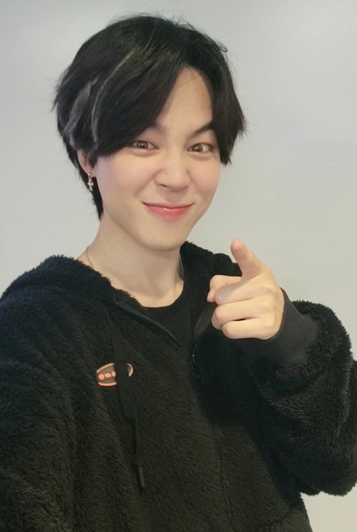 Group BTS member Jimin released a selfie.Jimin posted two photos on the official BTS Twitter account on Friday, with the caption: Going to meet!!!!+ #JIMIN.Jimin in the open photo is taking a selfie with a happy expression.He held a face-to-face concert for two years at United States of America and he expressed his joy in the photo just before he went to meet his fans.Especially, the flawless skin and the lovely visual attract attention, and the pose that shows the charm of mischievous charm attracts the light.He stole the fan spirit with a picture full of hearts toward Amy (BTS fandom name).Meanwhile, BTS, which Jimin belongs to, is currently hosting Concert BTS PERMISSION TO DANCE ON STAGE - LA at the United States of Americas Los Angeles Sofai Stadium.