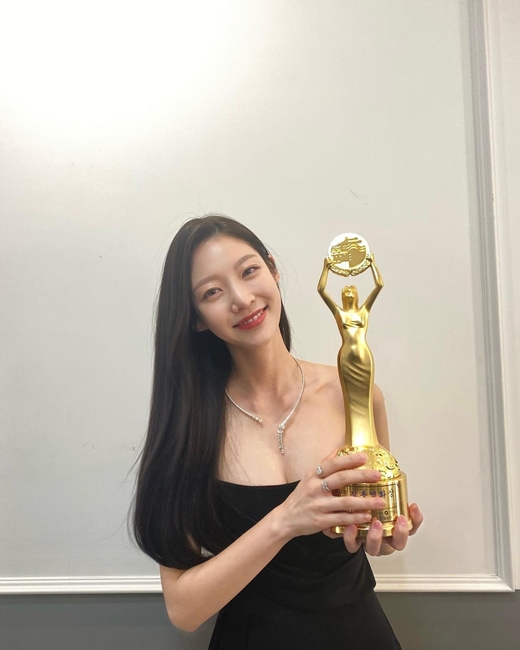 The elegant figure of Actor Gong Seung-yeon was captured.On Friday, Gong Seung-yeon wrote on his Instagram account: Thank you for your precious award.I think you gave me a good person, a good actor, but I have a little courage to be a good person and an actor!The movie # Alone thank all the actors who have been together. In the photo released together, there is a picture of Gong Seung-yeon holding the Blue Dragon Film Trophy in his arms.Gong Seung-yeon won the New Actress Award for the movie Alone Livers at the 42nd Blue Dragon Film Awards ceremony held on the 26th.