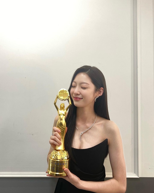The elegant figure of Actor Gong Seung-yeon was captured.On Friday, Gong Seung-yeon wrote on his Instagram account: Thank you for your precious award.I think you gave me a good person, a good actor, but I have a little courage to be a good person and an actor!The movie # Alone thank all the actors who have been together. In the photo released together, there is a picture of Gong Seung-yeon holding the Blue Dragon Film Trophy in his arms.Gong Seung-yeon won the New Actress Award for the movie Alone Livers at the 42nd Blue Dragon Film Awards ceremony held on the 26th.