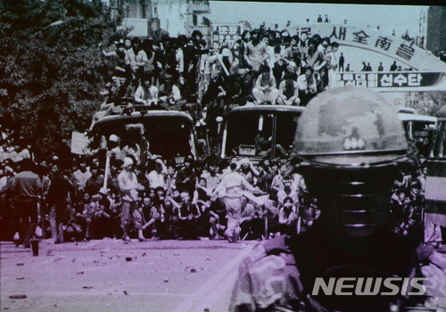 [광주=뉴시스] 1980년 5·18민주화운동 당시 광주시민들과 계엄군들이 대치를 하고 있다. 2018.05.09. (사진=뉴시스DB) photo@newsis.com