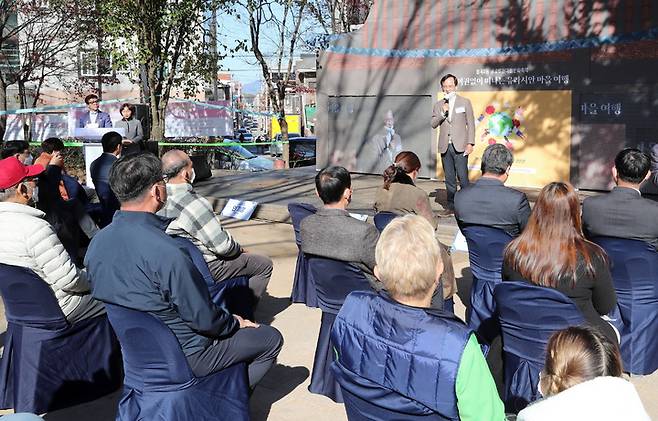 [광주=뉴시스] 변재훈 기자 = 광주 광산구는 단계적 일상 회복에 맞춰 지난 27일부터 이틀간 월곡동 다모아어린이공원과 고려인문화관 등에서 '2021년 월곡2동 글로벌 한마음 문화축제'를 열었다고 28일 밝혔다. (사진=광주 광산구 제공) 2021.11.28. photo@newsis.com *재판매 및 DB 금지