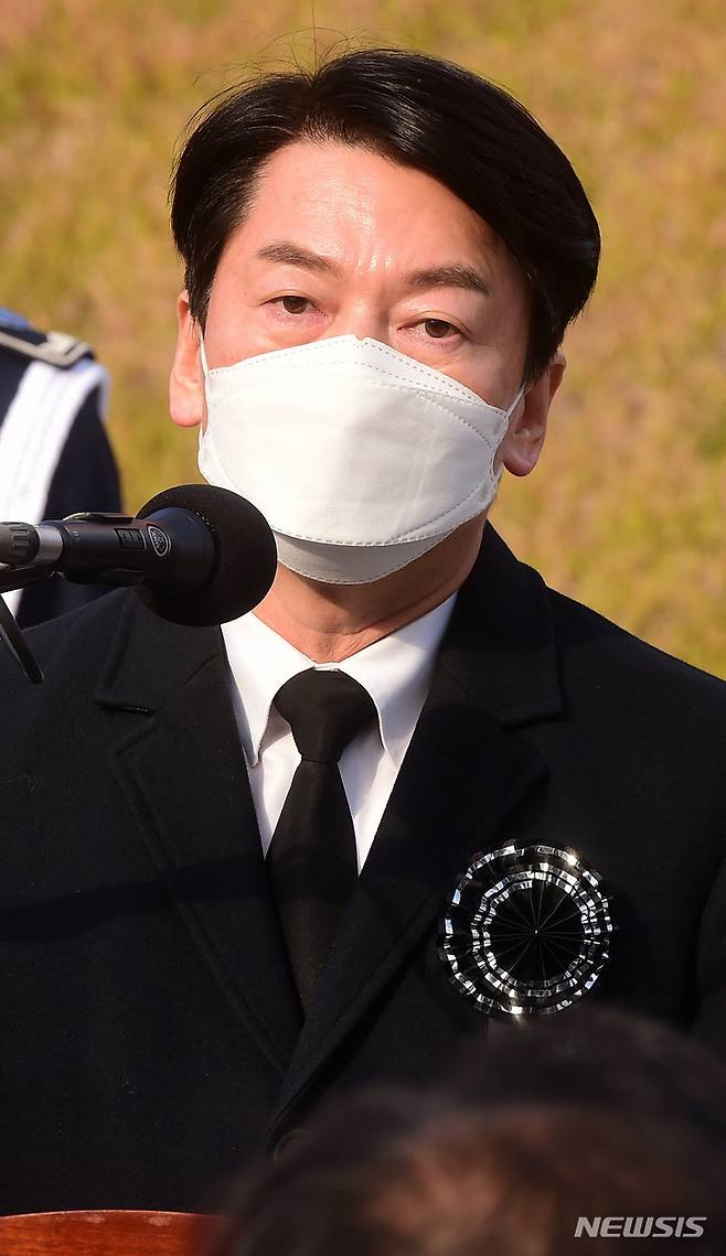 [서울=뉴시스] 국회사진기자단 = 안철수 국민의당 대선 후보가 22일 서울 동작구 국립서울현충원 내 김영삼 전 대통령 묘역에서 열린 6주기 추모식에서 추모 발언을 하고 있다. 2021.11.22. photo@newsis.com