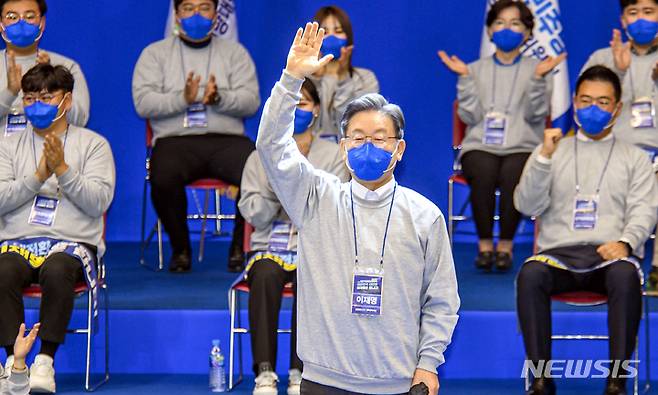 [광주=뉴시스] 광주전남사진공동취재 = 이재명 더불어민주당 대선후보의 광주선거대책위원회 출범식이 28일 오후 광주 서구 김대중컨벤션센터에서 열리고 있다. 2021.11.28. photo@newsis.com