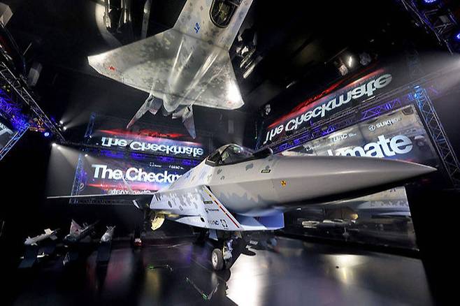 지난 16일(현지시간) 아랍에미리트에서 열린 두바이 에어쇼에서 러시아 전투기 제조사인&nbsp;UAC 부스에 SU-57 스텔스 전투기 모형이 전시되어&nbsp;있다. AFP연합뉴스