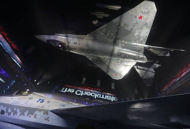 지난 16일(현지시간) 아랍에미리트에서 열린 두바이 에어쇼에서 SU-57 스텔스 전투기 모형이 전시되어&nbsp;있다. EPA연합뉴스