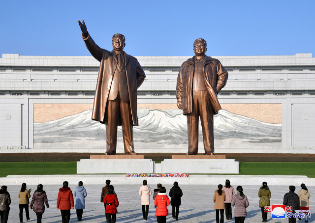 북한 주민들이 지난 16일 어머니날을 맞아 평양 만수대 언덕 김일성·김정일 동상에 헌화하고 있다./연합뉴스