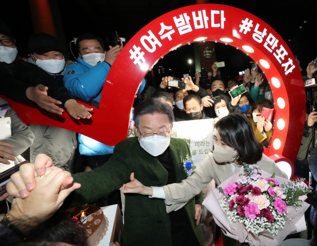 이재명 더불어민주당 대선 후보가 27일 부인 김혜경 씨와 함께 전남 여수 낭만포차거리를 방문해 지지자들에게 인사를 하고 있다. / 연합뉴스