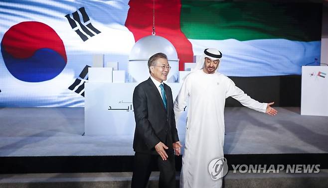 문재인 대통령은 2018년 3월 아랍에미리트(UAE)를 공식 방문, 무함마드 빈 자예드 알 나흐얀 왕세제와 함께 바라카 원전 1호기 건설 완료행사에 참석했다. [연합뉴스 자료사진]