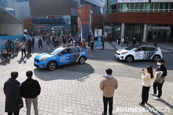 29일 오후 서울 마포구 상암동 자율주행차 시범운행지구에서 서울시와 현대자동차가 공동주최한 '2021현대자동차그룹 자율주행 챌린지'가 6개팀(계명대, 성균관대, 인천대, 인하대, 충북대, KAIST)이 참가한 가운데 열렸다. 참가한 차량이 출발지점으로 이동하고 있다./사진=이명근 기자 qwe123@