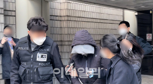 세 살 의붓아들을 때려 숨지게 한 혐의를 받는 30대 여성이 지난 23일 오후 3시 10분 서울중앙지법 구속 전 피의자심문(영장실질심사)을 마치고 법정에서 빠져 나오고 있다. (사진=김대연 기자)